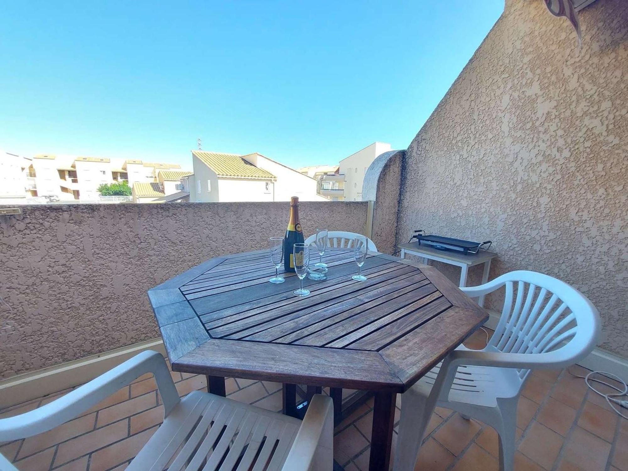 Avec Terrasse, Piscine Et Parking Prive A - Fr-1-326-774 *